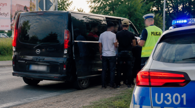 Bus pękał w szwach. Obywatel Indii wiózł o 4 osoby za dużo – stracił prawo jazdy