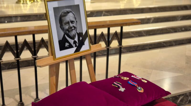 Rodzina i strażacy pożegnali śp. druha Zenona Pawlaczyka Rodzina i strażacy pożegnali śp. druha Zenona Pawlaczyka