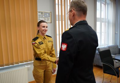 Dotąd pracowała jako cywil. Teraz wstąpiła w szeregi Państwowej Straży Pożarnej! Dotąd pracowała jako cywil. Teraz wstąpiła w szeregi Państwowej Straży Pożarnej!