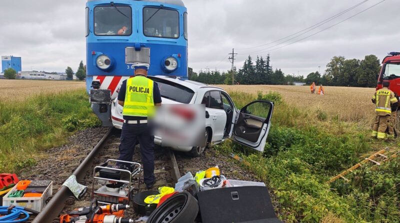 Śmiertelny wypadek na przejeździe kolejowym w Kiszkowie. Nie żyje 41-letni kierowca Audi Śmiertelny wypadek na przejeździe kolejowym w Kiszkowie. Nie żyje 41-letni kierowca Audi