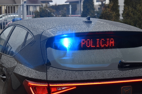38-latka, która zakłócała spokój oraz porządek publiczny miała przy sobie narkotyki i była poszukiwana 38-latka, która zakłócała spokój oraz porządek publiczny miała przy sobie narkotyki i była poszukiwana