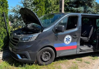 Samochód uderzył w ogrodzenie, jedna osoba poszkodowana Samochód uderzył w ogrodzenie, jedna osoba poszkodowana