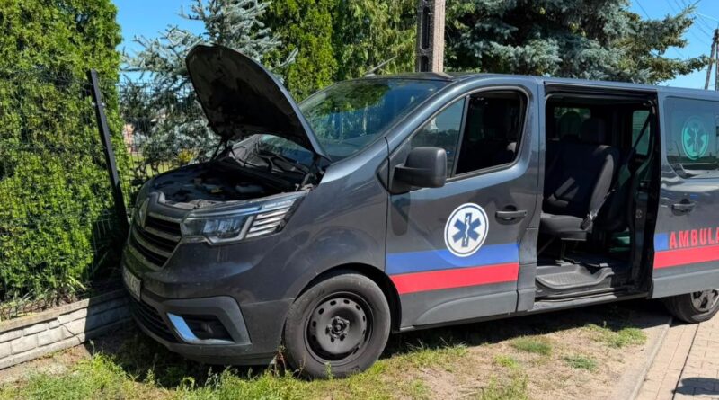 Samochód uderzył w ogrodzenie, jedna osoba poszkodowana Samochód uderzył w ogrodzenie, jedna osoba poszkodowana