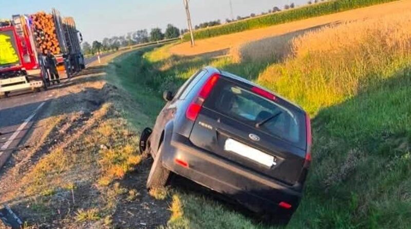Zderzenie trzech pojazdów na obwodnicy, dwie osoby poszkodowane Zderzenie trzech pojazdów na obwodnicy, dwie osoby poszkodowane