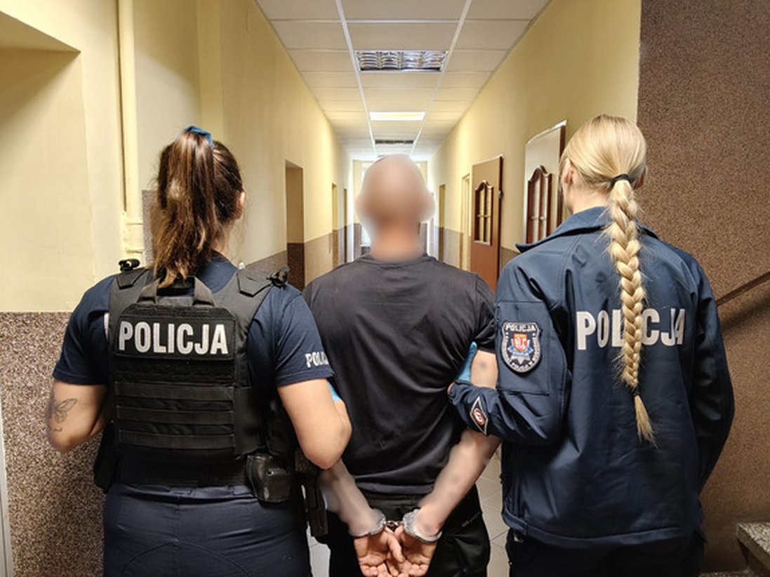 Włamał się do pustego mieszkania i urządził sobie kryjówkę na strychu
