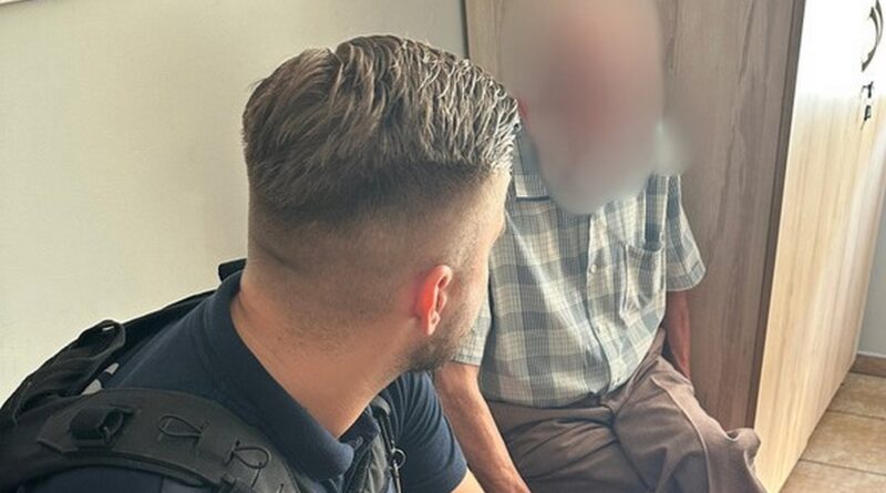 Dzielnicowi pomogli zagubionemu seniorowi wrócić bezpiecznie do domu Dzielnicowi pomogli zagubionemu seniorowi wrócić bezpiecznie do domu
