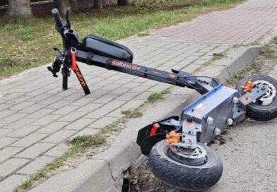 Niebezpieczne zdarzenie z udziałem hulajnogi elektrycznej i osobówki Niebezpieczne zdarzenie z udziałem hulajnogi elektrycznej i osobówki