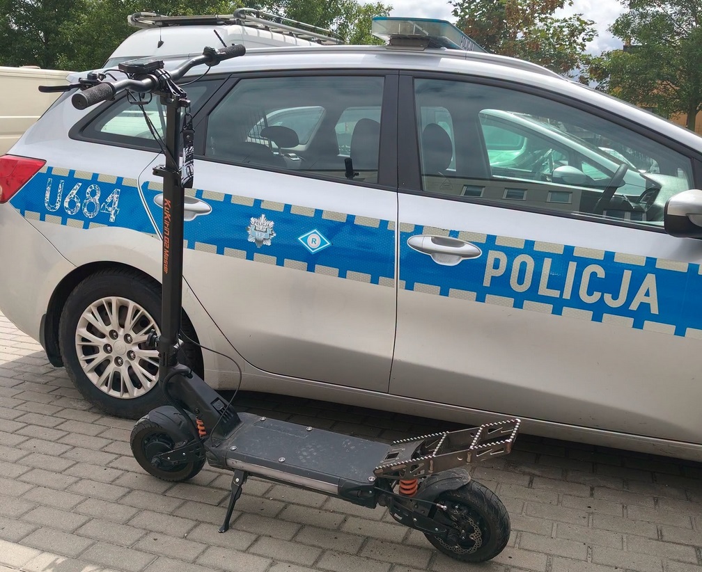 16-latek ciężko ranny po zderzeniu z samochodem. Jechał hulajnogą elektryczną po DK12