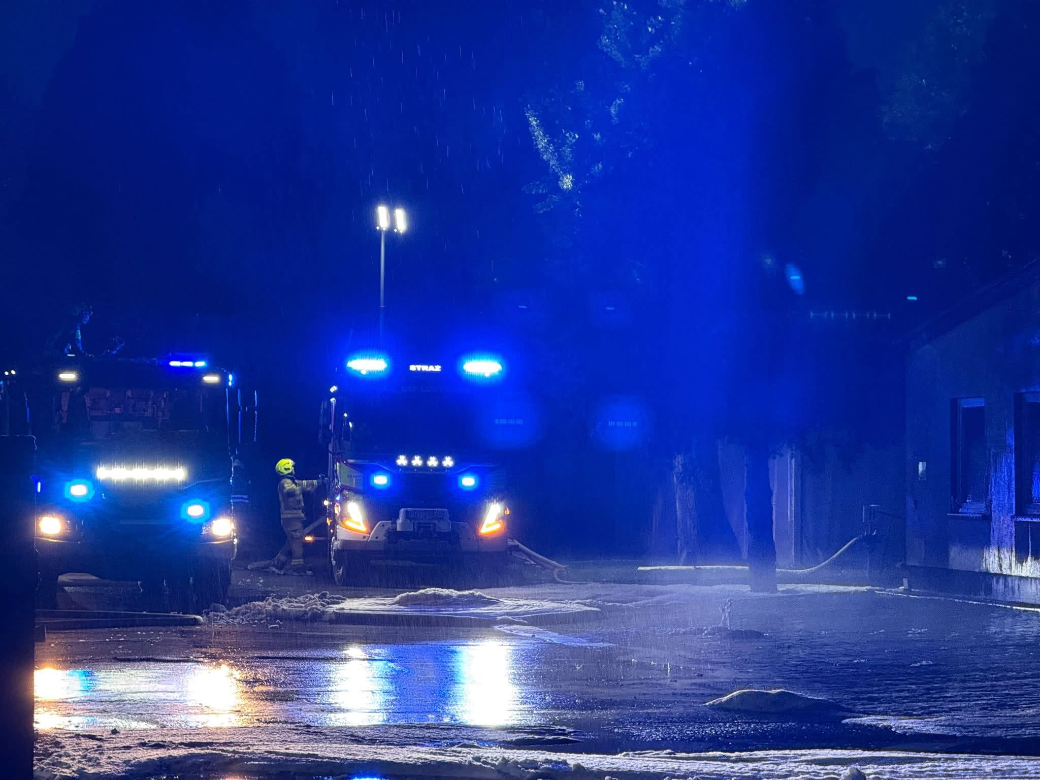 PILNE: Pożar dużej hali produkcyjnej w Bielsku. Trwa akcja strażaków