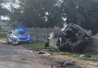 Ford uderzył w drzewo i dachował. Kierowca wypadł przez przednią szybę Ford uderzył w drzewo i dachował. Kierowca wypadł przez przednią szybę