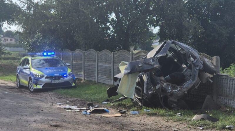 Ford uderzył w drzewo i dachował. Kierowca wypadł przez przednią szybę Ford uderzył w drzewo i dachował. Kierowca wypadł przez przednią szybę