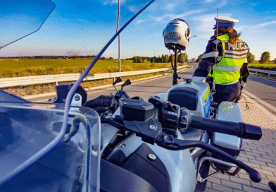 Motocyklista stracił prawo jazdy za prędkość Motocyklista stracił prawo jazdy za prędkość