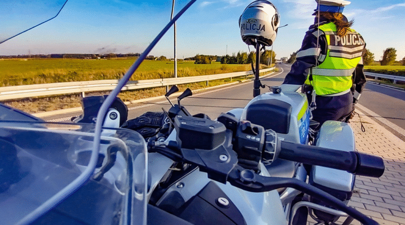 Motocyklista stracił prawo jazdy za prędkość Motocyklista stracił prawo jazdy za prędkość