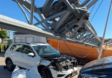 KALISZ: 20-metrowy żuraw runął na parking. Uszkodził samochody i fragment budynku KALISZ: 20-metrowy żuraw runął na parking. Uszkodził samochody i fragment budynku