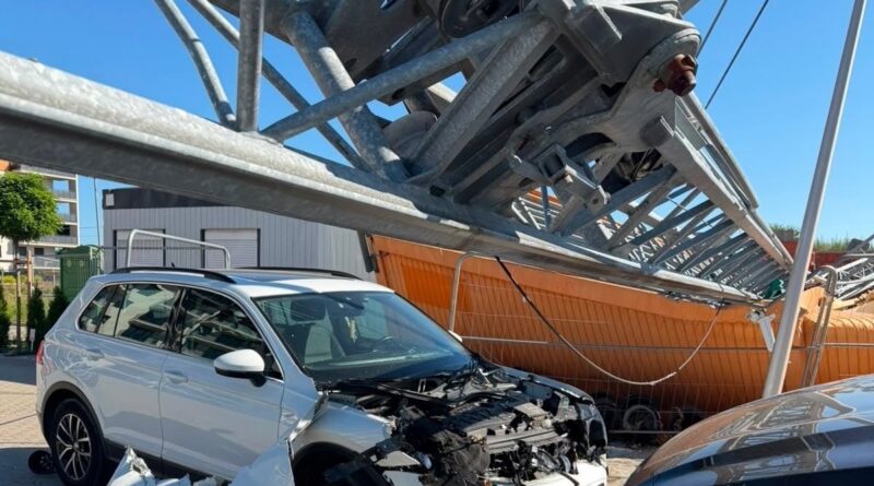 KALISZ: 20-metrowy żuraw runął na parking. Uszkodził samochody i fragment budynku KALISZ: 20-metrowy żuraw runął na parking. Uszkodził samochody i fragment budynku