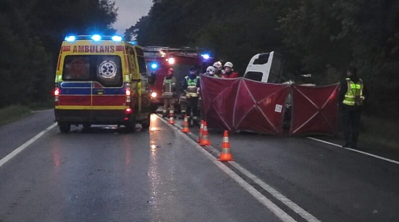 UWAGA! Utrudnienia na DK11. Tragiczny wypadek pod Budzyniem. Nie żyje kierowca UWAGA! Utrudnienia na DK11. Tragiczny wypadek pod Budzyniem. Nie żyje kierowca