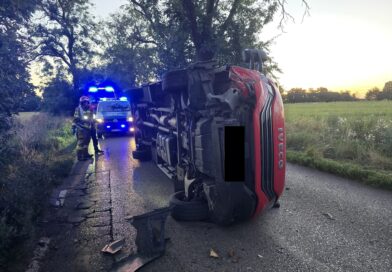 Przewrócony pojazd na drodze Przewrócony pojazd na drodze