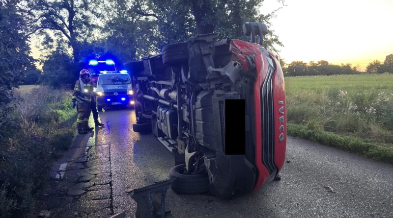Przewrócony pojazd na drodze Przewrócony pojazd na drodze