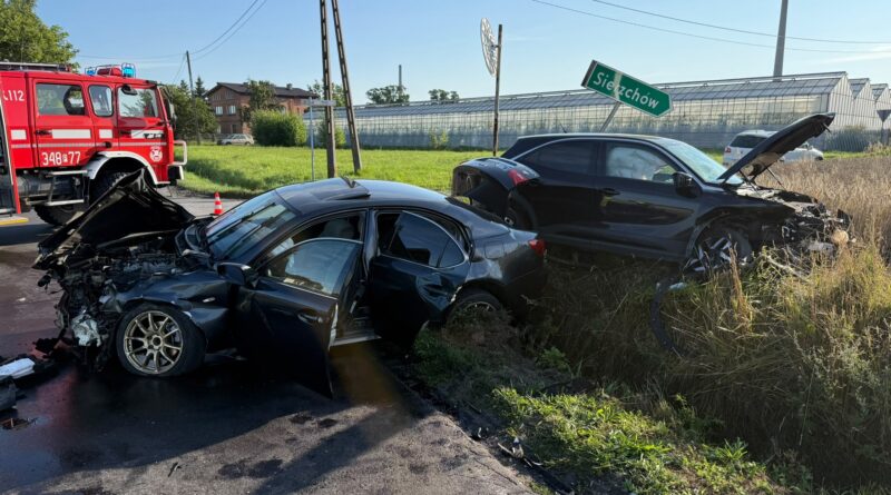 Groźne zderzenie dwóch samochodów w Borowie. Kobieta została ranna Groźne zderzenie dwóch samochodów w Borowie. Kobieta została ranna