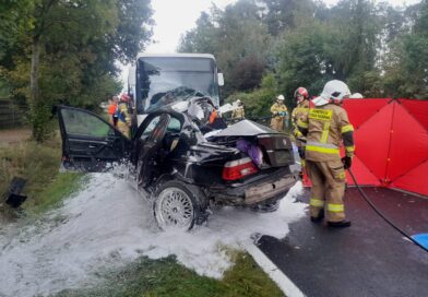Tragedia w Wielkopolsce. BMW zderzyło się z autobusem. Nie żyją trzy młode osoby Tragedia w Wielkopolsce. BMW zderzyło się z autobusem. Nie żyją trzy młode osoby