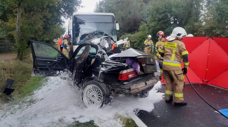 Tragedia w Wielkopolsce. BMW zderzyło się z autobusem. Nie żyją trzy młode osoby Tragedia w Wielkopolsce. BMW zderzyło się z autobusem. Nie żyją trzy młode osoby
