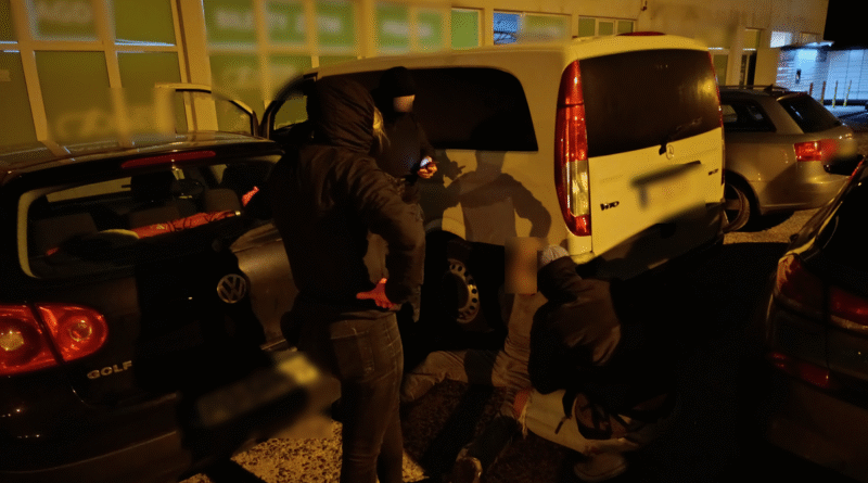 Milionowy łup w skradzionym busie. Kryminalni zatrzymali 46-latka Milionowy łup w skradzionym busie. Kryminalni zatrzymali 46-latka