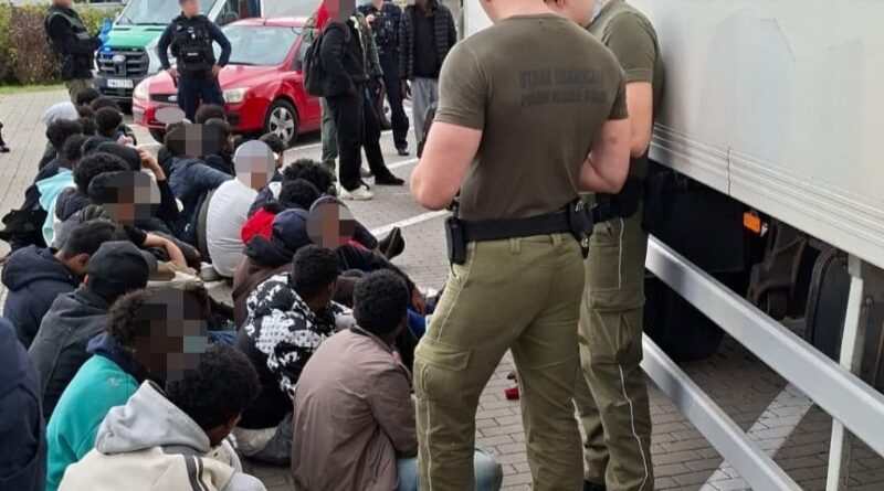 Ciężarówka pełna migrantów zatrzymana na A2 Ciężarówka pełna migrantów zatrzymana na A2
