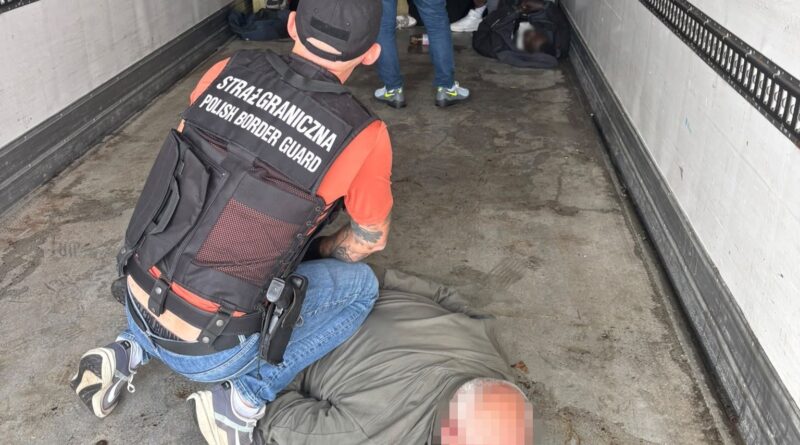Serbscy kierowcy aresztowani. W chłodni ukrywali 34 migrantów Serbscy kierowcy aresztowani. W chłodni ukrywali 34 migrantów