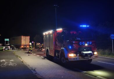 Czołowe zderzenie osobówki z ciężarówką na DK25. W aucie było dwoje dzieci! Czołowe zderzenie osobówki z ciężarówką na DK25. W aucie było dwoje dzieci!
