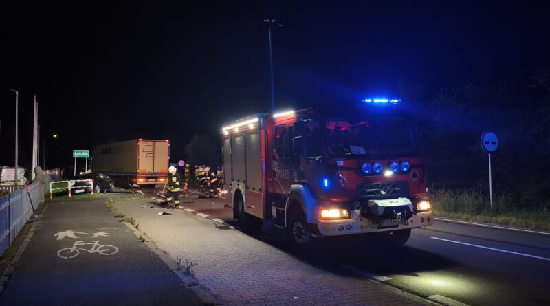 Czołowe zderzenie osobówki z ciężarówką na DK25. W aucie było dwoje dzieci! Czołowe zderzenie osobówki z ciężarówką na DK25. W aucie było dwoje dzieci!