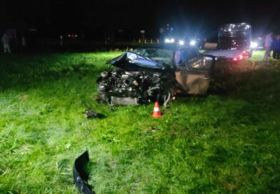 Tragiczny finał czołowego zderzenia pod Lesznem. Nie żyje 18-latka. Policja ujawnia pierwsze ustalenia [ZDJĘCIA]
