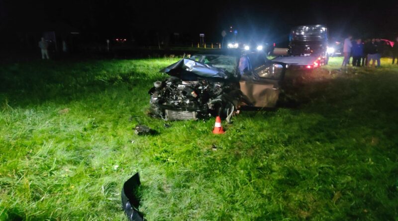 Tragiczny finał czołowego zderzenia pod Lesznem. Nie żyje 18-latka. Policja ujawnia pierwsze ustalenia [ZDJĘCIA]