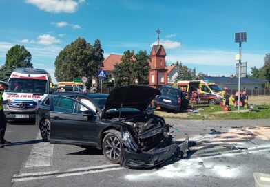 Groźny wypadek w Wielkopolsce. Osiem osób w rozbitych autach, sześć wymagało pomocy