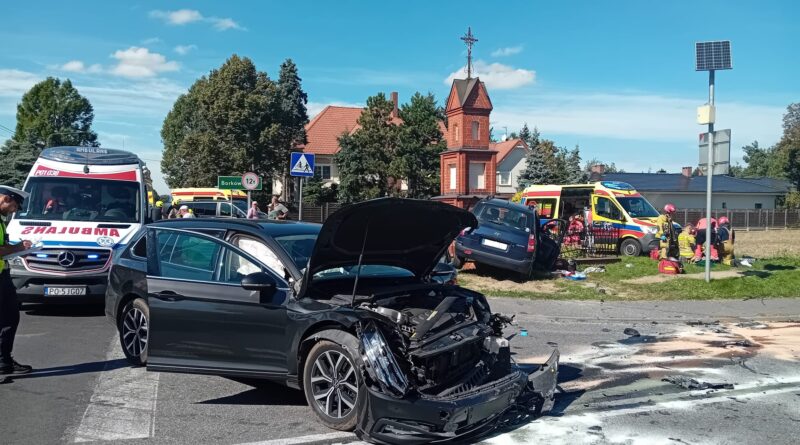 Groźny wypadek w Wielkopolsce. Osiem osób w rozbitych autach, sześć wymagało pomocy