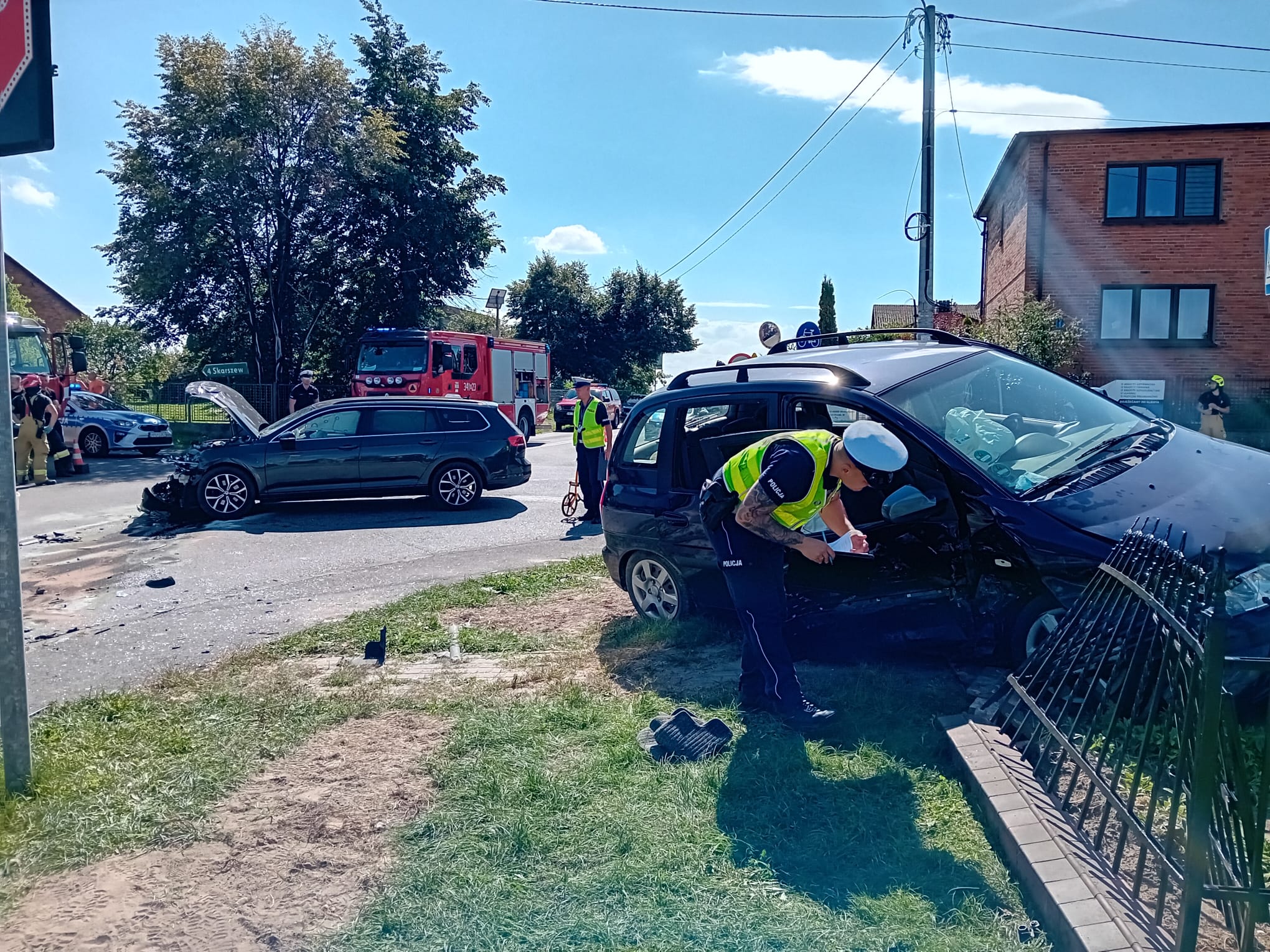 Groźny wypadek w Wielkopolsce. Osiem osób w rozbitych autach, sześć wymagało pomocy