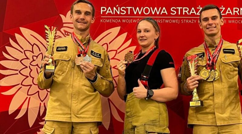 Worek medali poznańskich strażaków w Sky Tower Run!