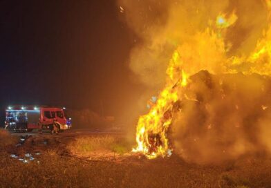 Pożar stogu słomy. Strażacy w obronie zagrożonej przyczepy rolniczej Pożar stogu słomy. Strażacy w obronie zagrożonej przyczepy rolniczej