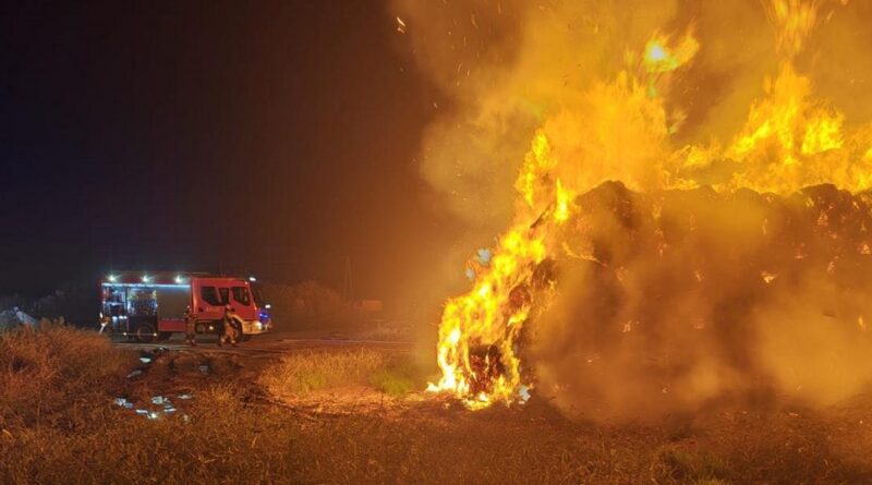 Pożar stogu słomy. Strażacy w obronie zagrożonej przyczepy rolniczej Pożar stogu słomy. Strażacy w obronie zagrożonej przyczepy rolniczej