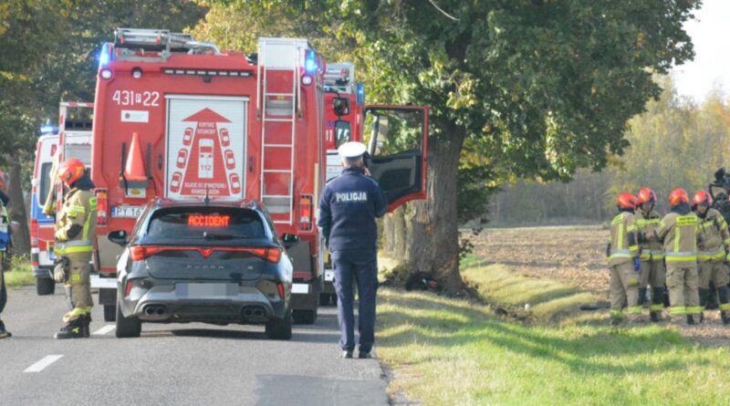 Osobówka roztrzaskała się o drzewo! Kierowca zakleszczony we wraku. W akcji śmigłowiec LPR Osobówka roztrzaskała się o drzewo! Kierowca zakleszczony we wraku. W akcji śmigłowiec LPR