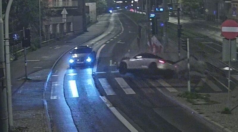 Rozbiła Audi przystanek tramwajowy i uciekła. 29-latka zatrzymana kilkanaście godzin później Rozbiła Audi przystanek tramwajowy i uciekła. 29-latka zatrzymana kilkanaście godzin później