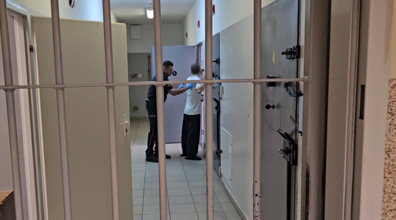 Groził matce śmiercią i zabarykadował się przed policją. 18-latek trafił do aresztu! Groził matce śmiercią i zabarykadował się przed policją. 18-latek trafił do aresztu!