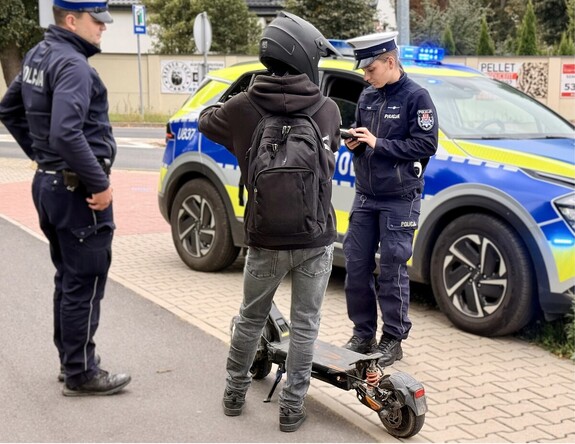 Jazda hulajnogą elektryczną niezgodnie z przepisami-interweniowali policjanci z Pniew Jazda hulajnogą elektryczną niezgodnie z przepisami-interweniowali policjanci z Pniew