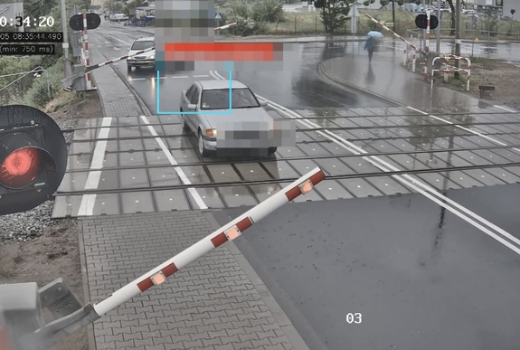Śmierć może być o sekundy! Kierowcy ignorują czerwone światło i wjeżdżają pod zamykające się rogatki Śmierć może być o sekundy! Kierowcy ignorują czerwone światło i wjeżdżają pod zamykające się rogatki