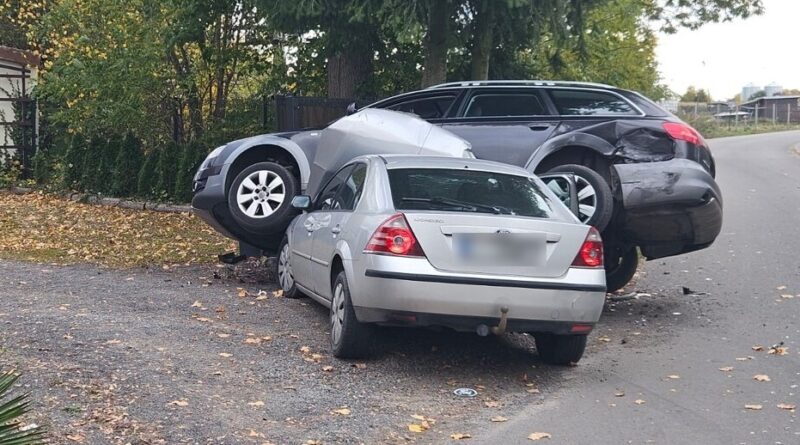 Pijany kierowca spowodował kolizję i uciekł z miejsca zdarzenia. Został zatrzymany przez policjantów Pijany kierowca spowodował kolizję i uciekł z miejsca zdarzenia. Został zatrzymany przez policjantów