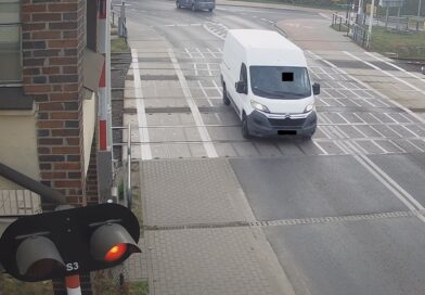 Niebezpieczne zachowania na przejazdach kolejowych- dwoje kierujących musi liczyć się z konsekwencjami Niebezpieczne zachowania na przejazdach kolejowych- dwoje kierujących musi liczyć się z konsekwencjami