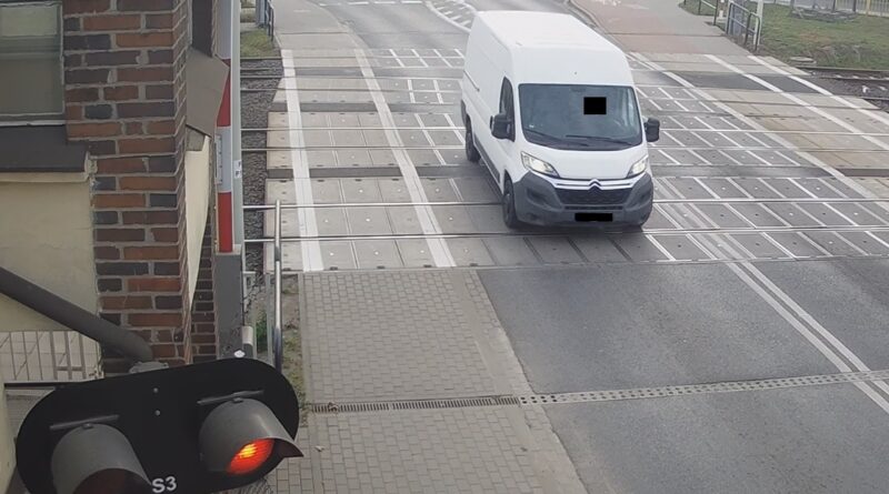 Niebezpieczne zachowania na przejazdach kolejowych- dwoje kierujących musi liczyć się z konsekwencjami Niebezpieczne zachowania na przejazdach kolejowych- dwoje kierujących musi liczyć się z konsekwencjami