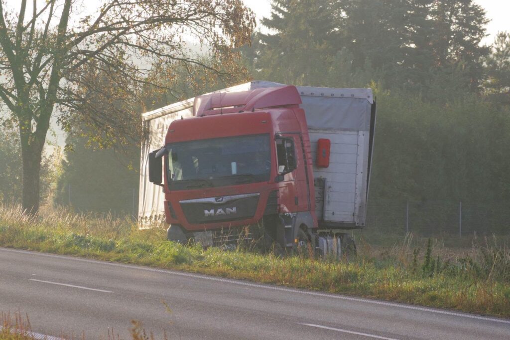 Ciężarówka zjechała do rowu na DK12. Policja ustala, dlaczego doszło do zdarzenia