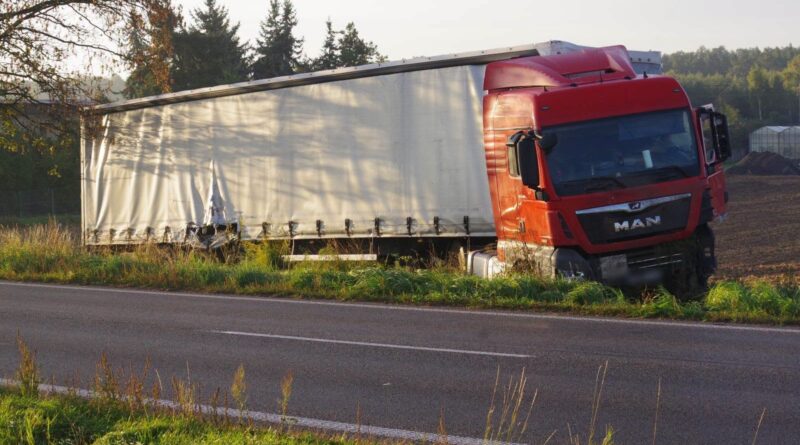 Ciężarówka zjechała do rowu na DK12. Policja ustala, dlaczego doszło do zdarzenia Ciężarówka zjechała do rowu na DK12. Policja ustala, dlaczego doszło do zdarzenia