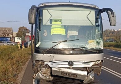 Zderzenie osobówki z autobusem na skrzyżowaniu z DK11. W środku było około 25 osób Zderzenie osobówki z autobusem na skrzyżowaniu z DK11. W środku było około 25 osób