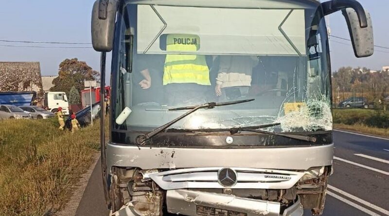 Zderzenie osobówki z autobusem na skrzyżowaniu z DK11. W środku było około 25 osób Zderzenie osobówki z autobusem na skrzyżowaniu z DK11. W środku było około 25 osób